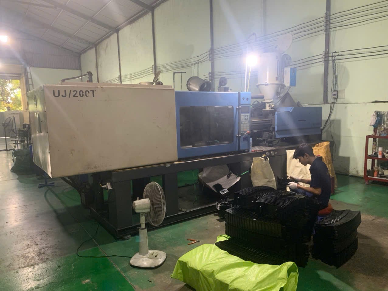 Injection molding machine 1.jpg